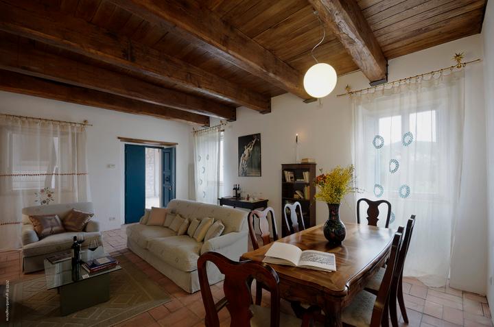 /assets/uploads/real_estate_italy/real_estate_italy_livingroom_02.jpg